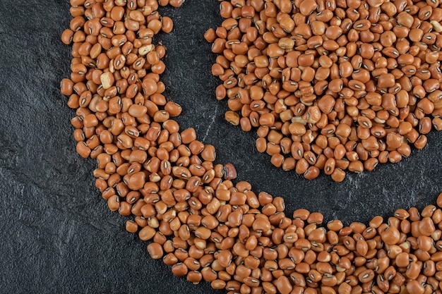 Foto gratuita molti dei fagioli nani marroni crudi sul nero.