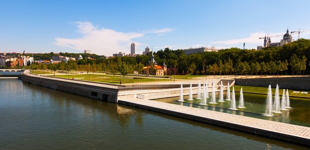 Река Мансанарес в летний день. Мадрид