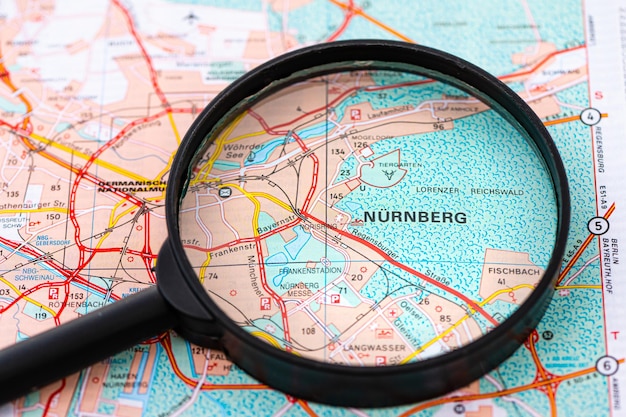 Карта нюрнберга (нюрнберг) в германии через увеличительное стекло, концепция планирования путешествия