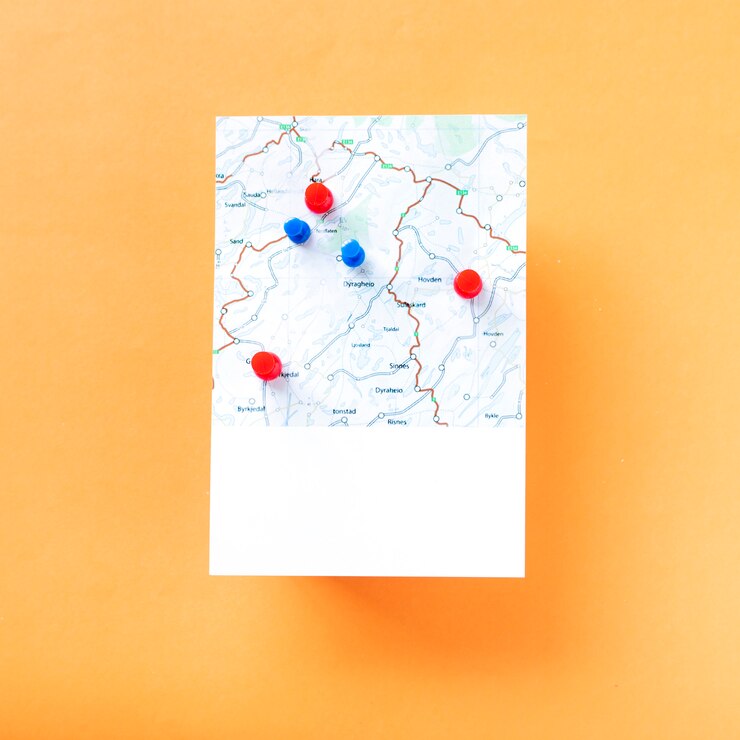 मुफ़्त फोटो map with a bunch of pins