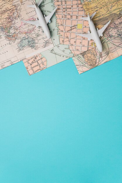 地図と青い背景におもちゃの飛行機