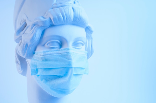 Мраморная скульптура исторического деятеля с медицинской маской