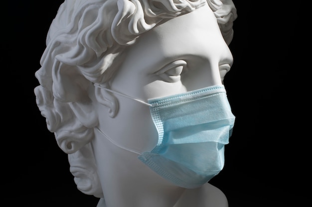 의료용 마스크를 쓴 역사적 인물의 대리석 조각