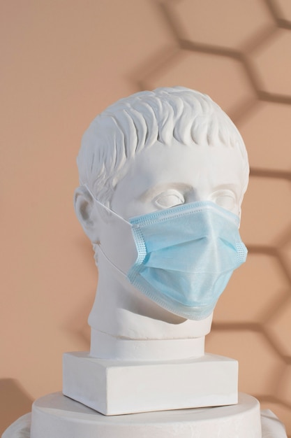 Мраморная скульптура исторического деятеля с медицинской маской