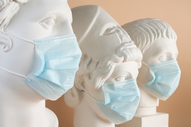 Мраморные скульптуры исторических деятелей с медицинскими масками