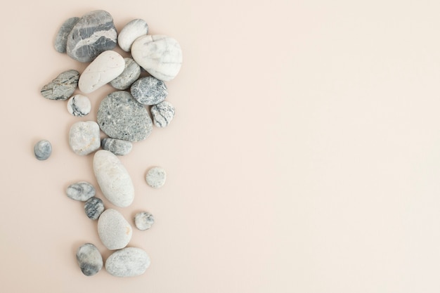 Мраморные камни дзен сложены на бежевом фоне в концепции осознанности