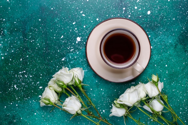 Foto gratuita 8 marzo biglietto festa della donna con fiori bianchi, dolci e una tazza di tè