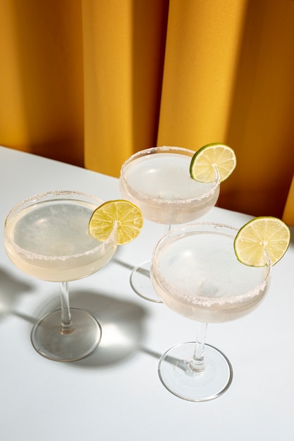 Free photo margarita cocktail garnish with lime on white table