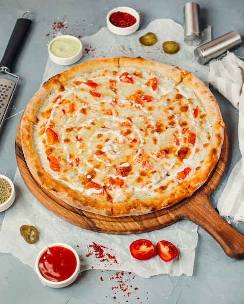 テーブルの上のマルガリータピザ