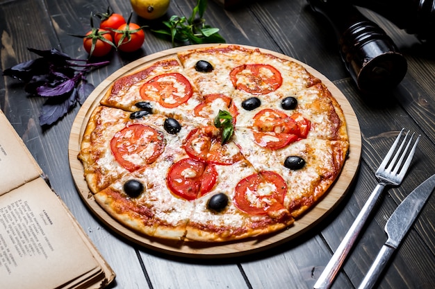 Маргарита пицца томатный сыр вид сбоку