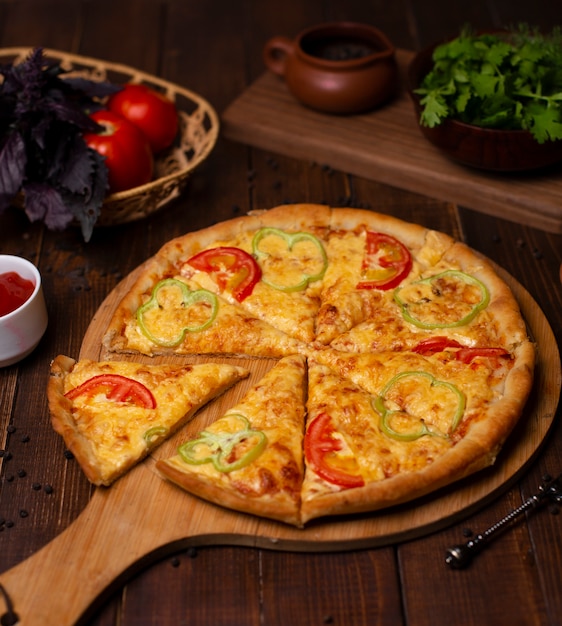 신선한 파마산 치즈, 빨강 및 녹색 피망 슬라이스 마가리타 피자.
