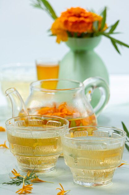 Концепция лечения календулы, лимона, меда и травяного чая.