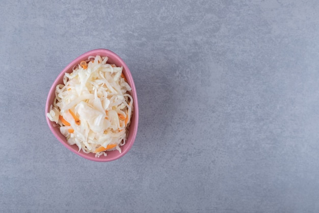 Free photo marinated cabbage in bowl