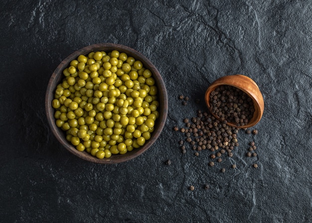 Free photo marinated green peas and black pepper seeds.