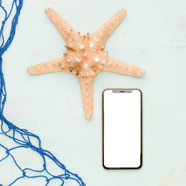 Морская композиция с телефоном на светлом фоне