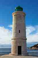 Foto gratuita faro marittimo vicino al mare