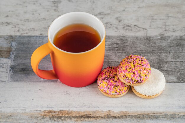 Foto gratuita biscotti marshmallow con una tazza di tè