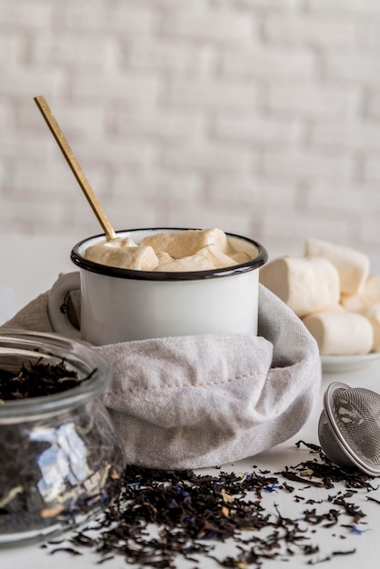 Free photo marshmallow in tea cup