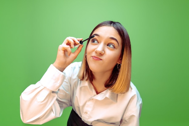 Foto gratuita mascara. bambina che sogna la professione di truccatore.