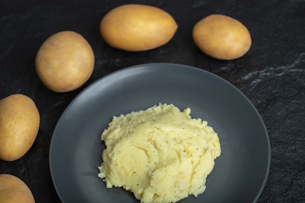 Foto gratuita purè di patate e patate fresche. foto ravvicinata.