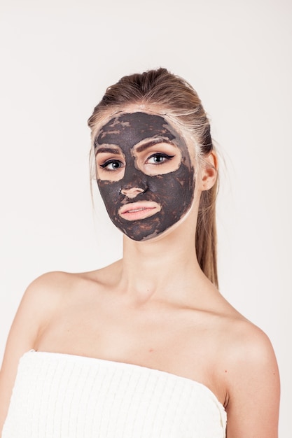 Maschera viso spa applicando la bellezza del viso