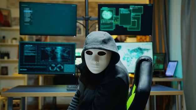 신분을 숨기기 위해 후드티를 입은 가면을 쓴 해커. 인터넷 범죄자.