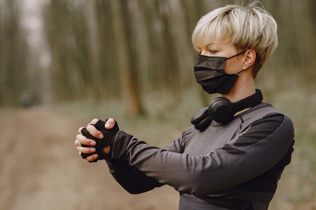 コロナウイルス中のマスクされた女性のトレーニング