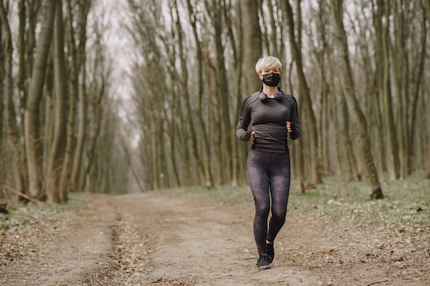 Free photo masked woman training during coronavirus