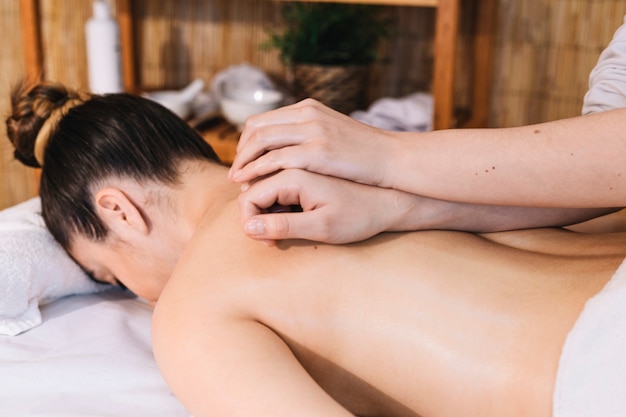 Бесплатное фото Концепция массажа с расслабленной женщиной