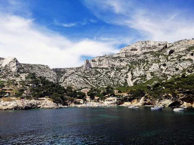 フランスのマルセイユの海に囲まれた緑に覆われたカシフ山群