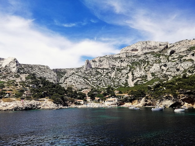 프랑스 마르세유의 바다로 둘러싸인 녹지로 뒤덮인 Massif des Calanques