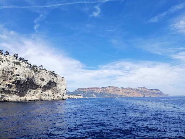 フランスの青空と日光の下で海に囲まれた山塊デカランク