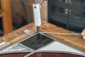 Free photo master glassmaker in a workshop