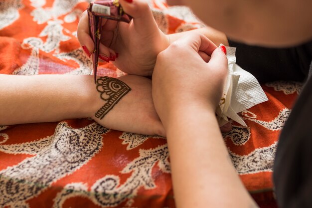 Master tattooing mehndi on lady hand