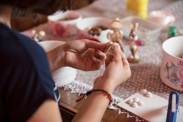 Master using small pins to make decorations.