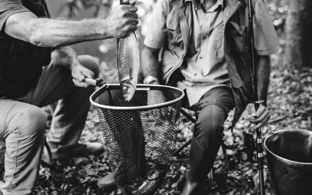 新鮮な魚を釣った成熟した男