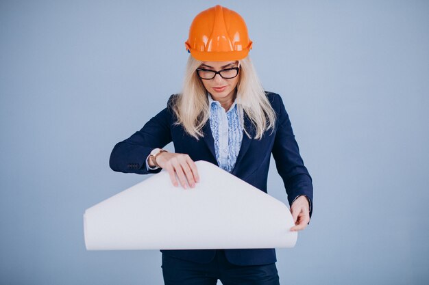 Free photo mature woman architect in hardhat