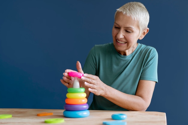 Free photo mature woman having an occupational therapy session