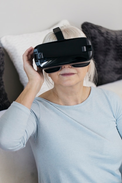 무료 사진 소파에 vr 헤드셋에서 성숙한여 인