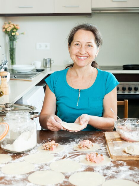 肉の餃子を作る熟女