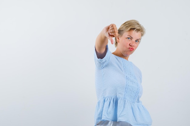 Free photo mature woman posing in the studio