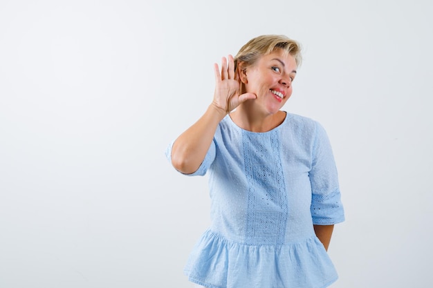 Free photo mature woman posing in the studio