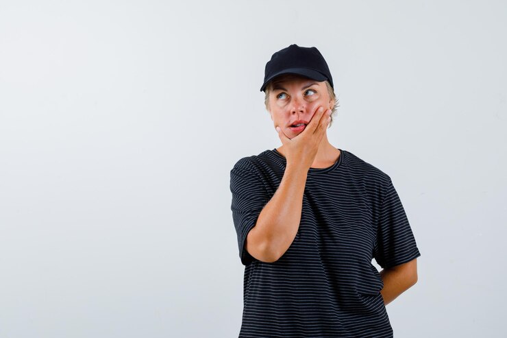 무료 Photo 스튜디오에서 포즈를 취하는 성숙한여 인