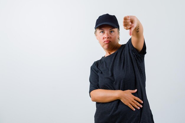 Free photo mature woman posing in the studio