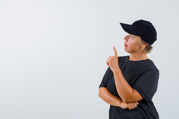 Free photo mature woman posing in the studio