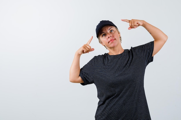 Free photo mature woman posing in the studio