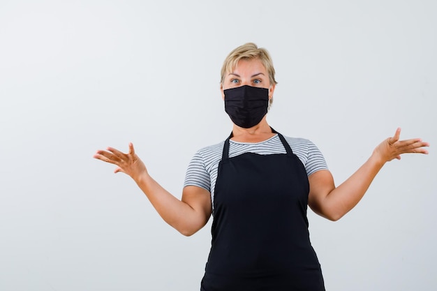 Free photo mature woman posing in the studio