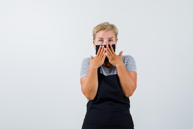 Free photo mature woman posing in the studio