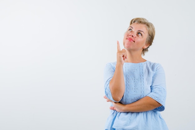 Free photo mature woman posing in the studio