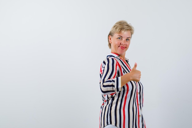 Free photo mature woman posing in the studio